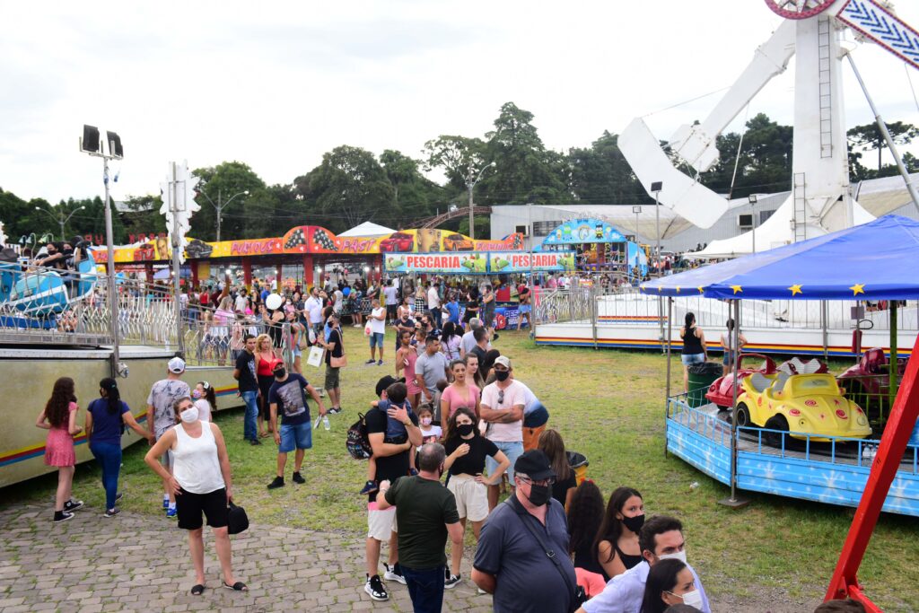 Parque de Diversões da Festa da Uva tem grande movimento.