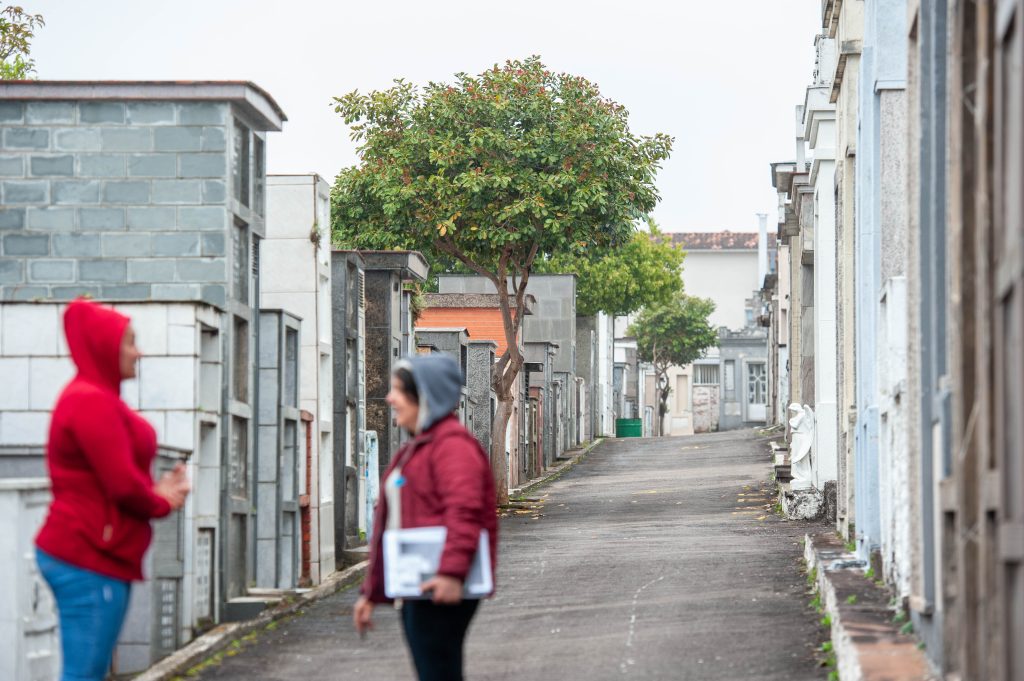 Processo anual de desocupação de parte das gavetas dos cemitérios municipais está em andamento
